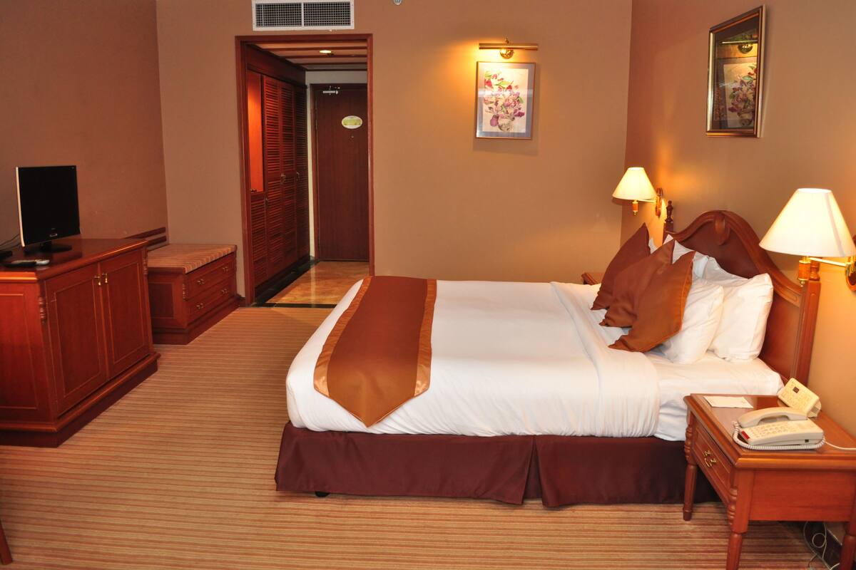 deluxe room | minibar, in-room safe, desk, laptop workspace