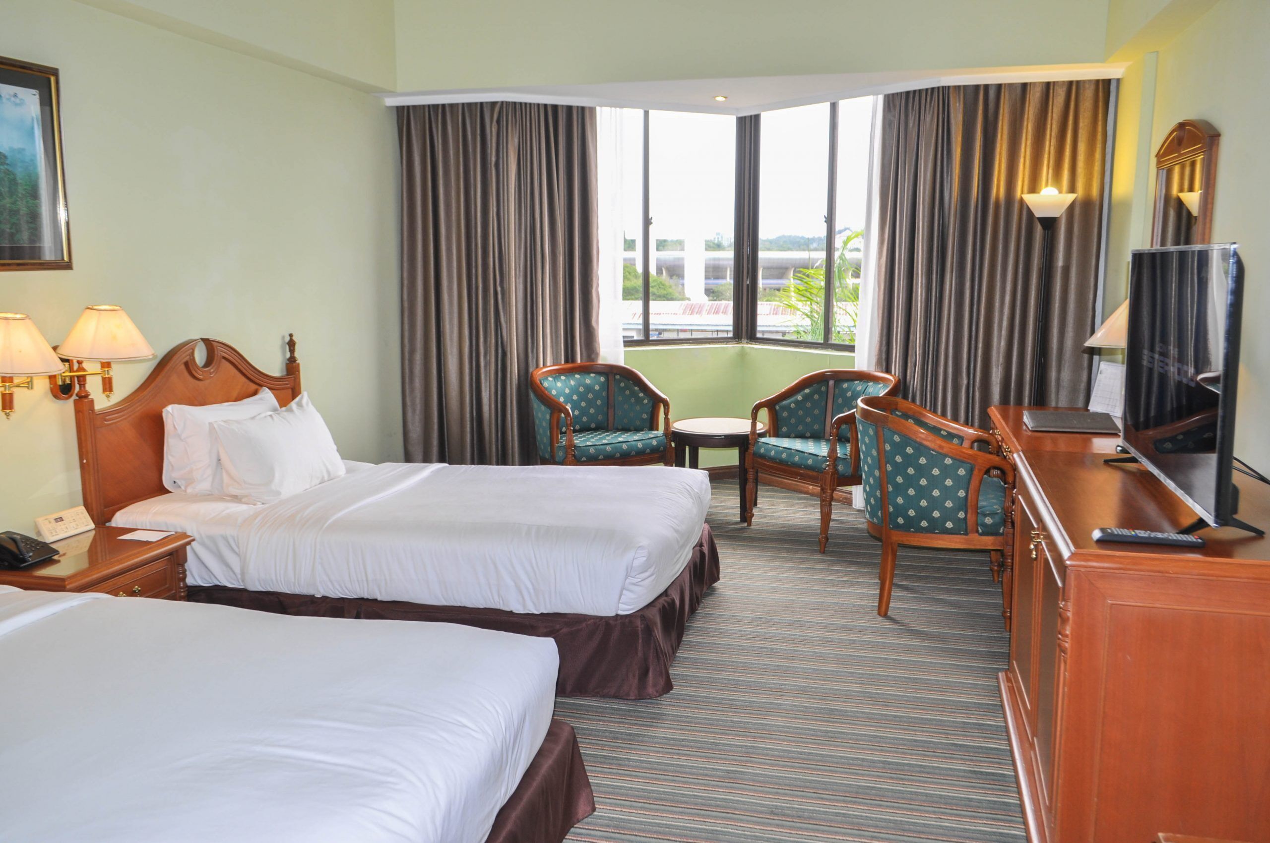 standard room | minibar, in-room safe, desk, laptop workspace