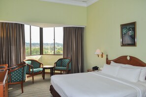 Kamar Standar | Minibar, brankas, meja kerja, dan ruang kerja ramah laptop