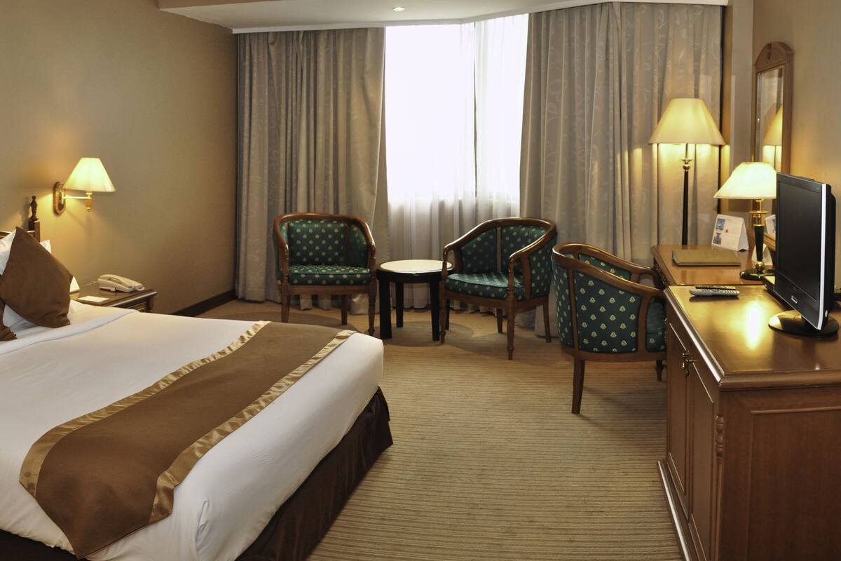 Deluxe Room | Minibar, in-room safe, desk, laptop workspace