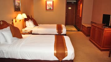 Deluxe Room | Minibar, in-room safe, desk, laptop workspace