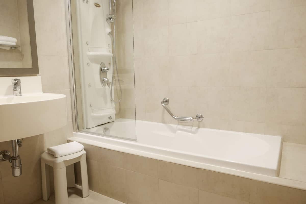 superior double room, 2 single beds | bathroom | bathtub, hair dryer, bidet, towels