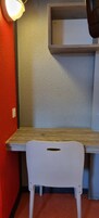 Habitación, 3 camas individuales | Zona de estar | Una televisión