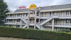 A hotel with a sign reading "HOTEL PREMIERE CLASSE HOTELS" and a staircase leading to the entrance. - Premiere Classe Rouen Sud - Oissel (Saint-Etienne-du-Rouvray)