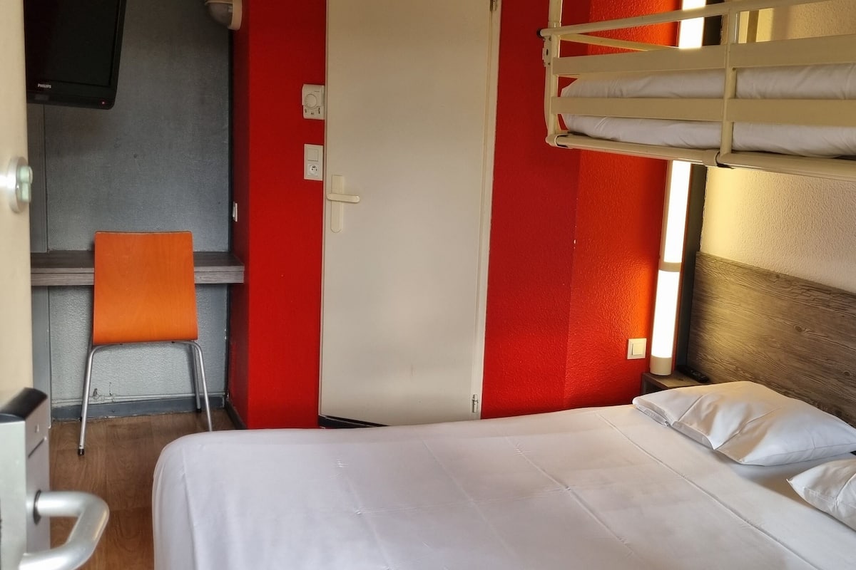 Een bureau, geluiddichte muren, een strijkplank/strijkijzer, gratis wifi