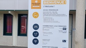 A welcome sign for Premiere Classe Hotels with details on personalized reception hours, room types, and buffet prices. - Premiere Classe Rouen Sud - Oissel (Saint-Etienne-du-Rouvray)