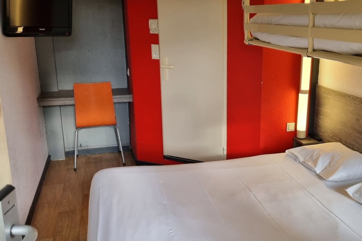 Kamer, 3 eenpersoonsbedden | Een bureau, geluiddichte muren, een strijkplank/strijkijzer, gratis wifi