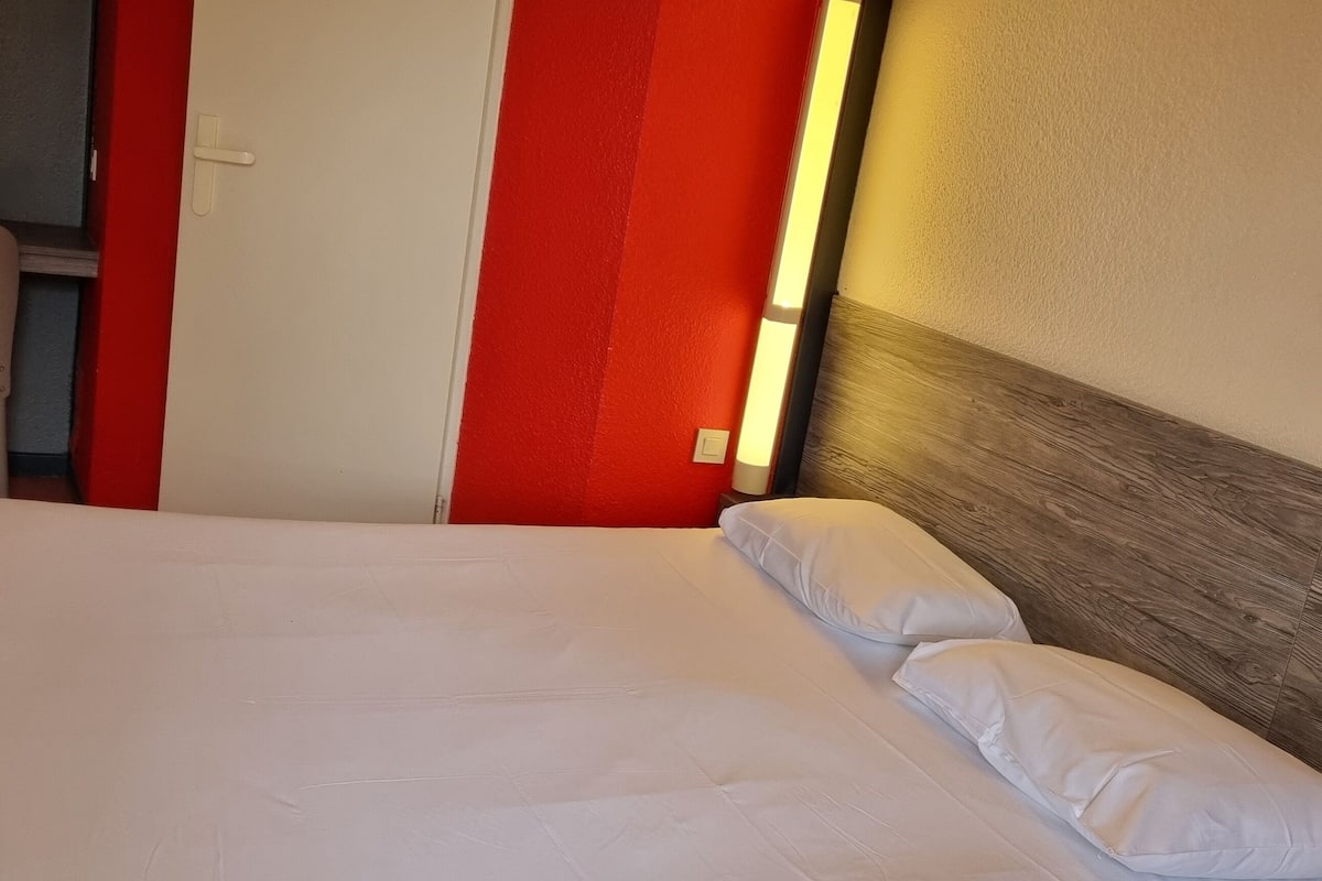 Standaard kamer, 1 tweepersoonsbed | Een bureau, geluiddichte muren, een strijkplank/strijkijzer, gratis wifi