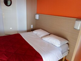 Espacio para trabajar con un portátil, cortinas opacas, cunas gratuitas
