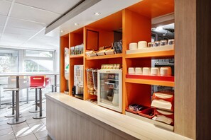 Daily cooked-to-order breakfast (EUR 6.2 per person)