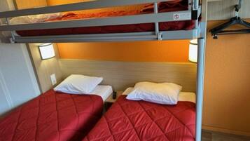 Standardzimmer, 3 Einzelbetten | Individuell eingerichtet, laptopgeeigneter Arbeitsplatz