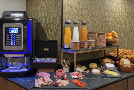 Se ofrece un desayuno bufé todos los días (por un coste adicional). Hôtel d’Olivet Orléans Sud