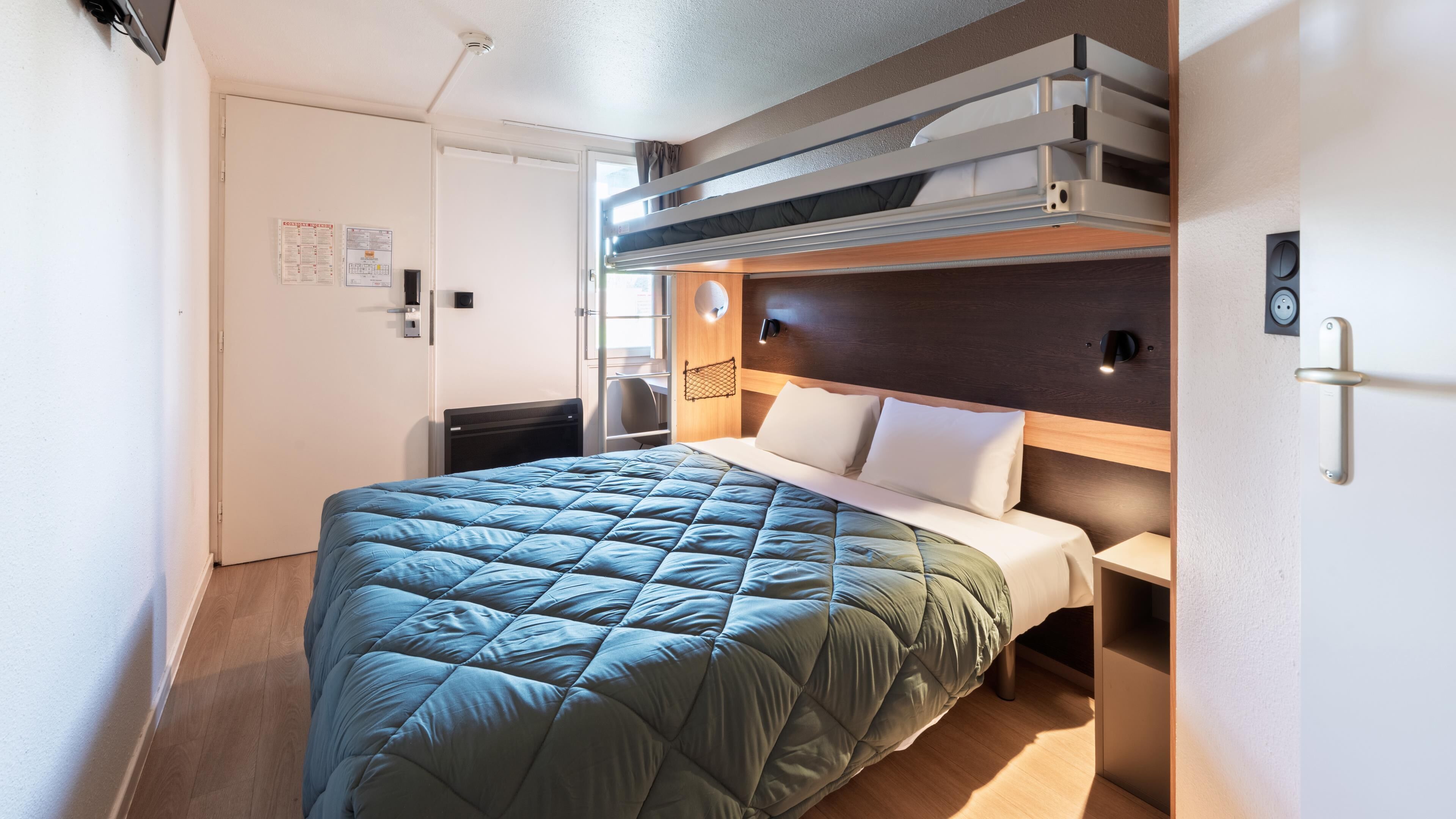 Escritorio, cortinas blackout y tabla de planchar con plancha 