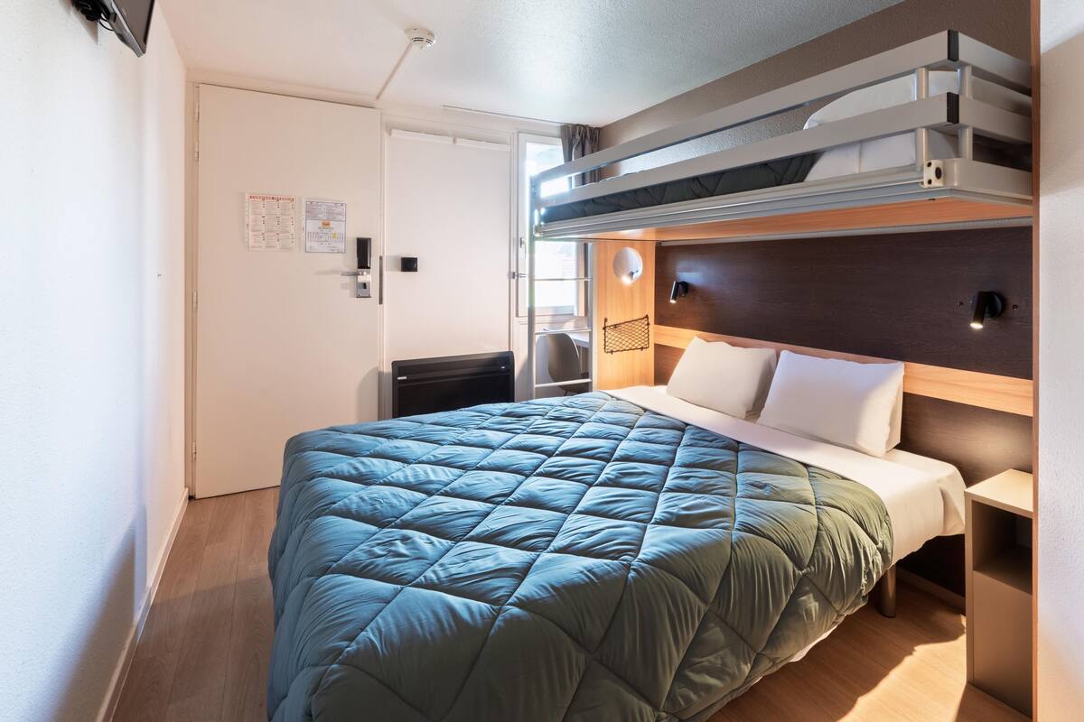 Habitación estándar, varias camas | Escritorio, cortinas blackout y tabla de planchar con plancha