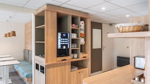 Tägliches Frühstücksbuffet (6.5 EUR pro Person)