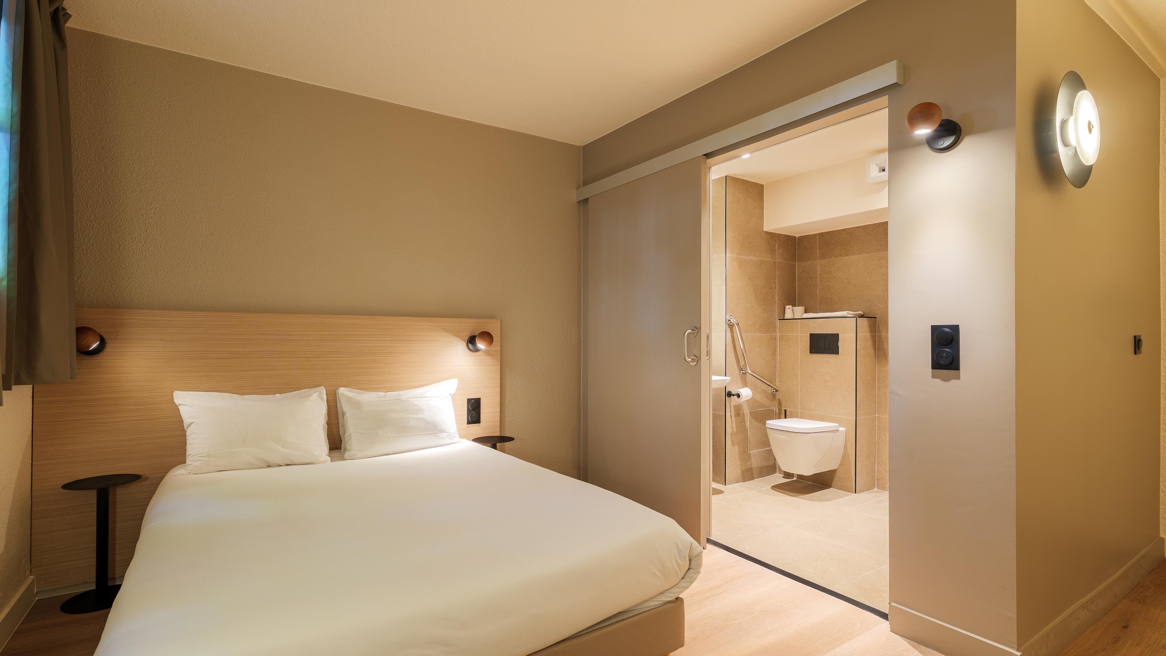 Chambre Standard, 1 grand lit | Salle de bain accessible aux personnes à mobilité réduite