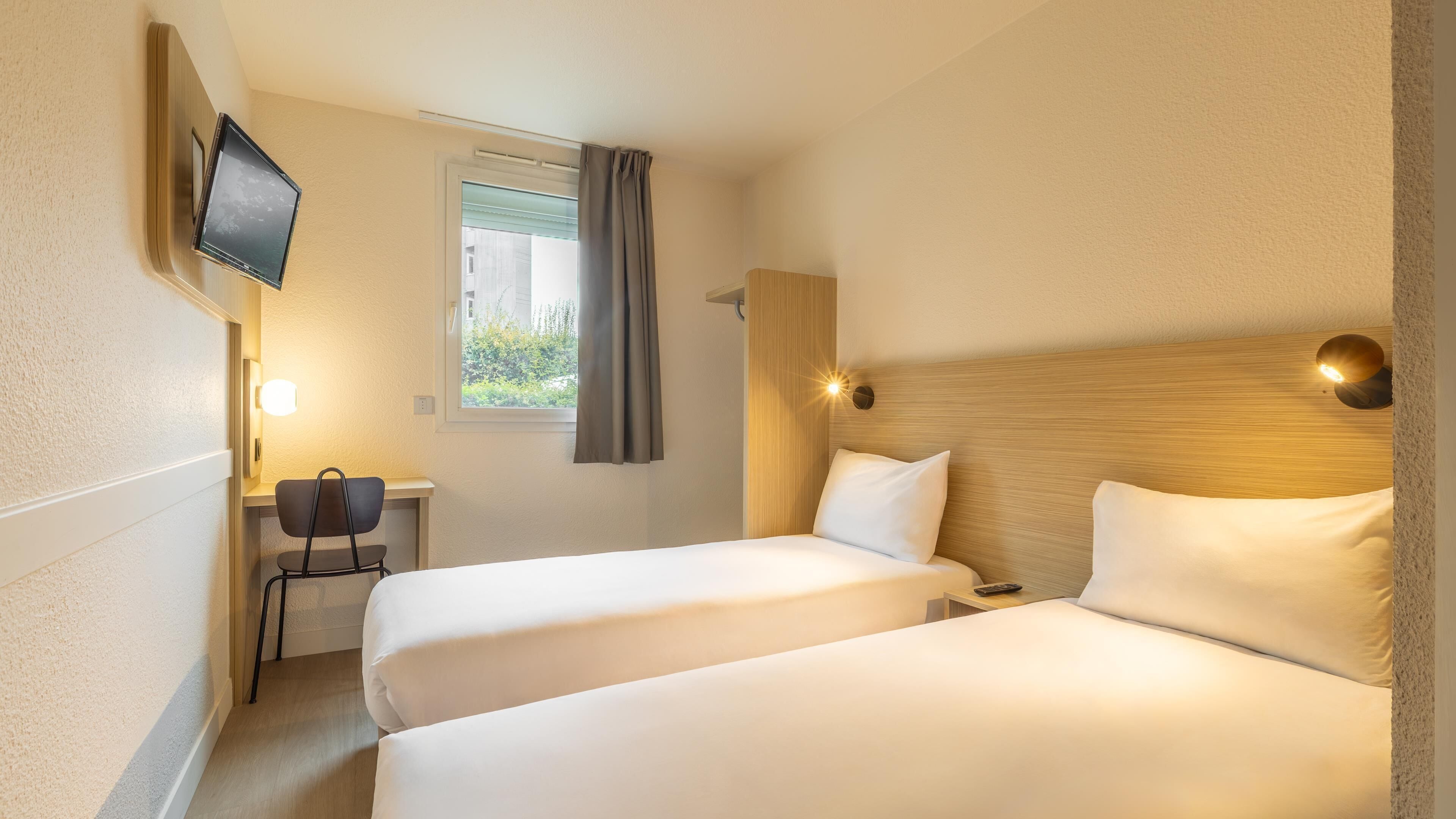 Kamar Standar, 2 Tempat Tidur Twin | Meja kerja, tirai kedap cahaya, dan kedap suara