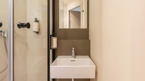 Shower, eco-friendly toiletries, towels - Kyriad ECO - Marne-la-Vallée Saint-Thibault-des-Vignes (Saint-Thibault-des-Vignes)