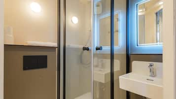 Douche, articles de toilette écologiques, serviettes fournies