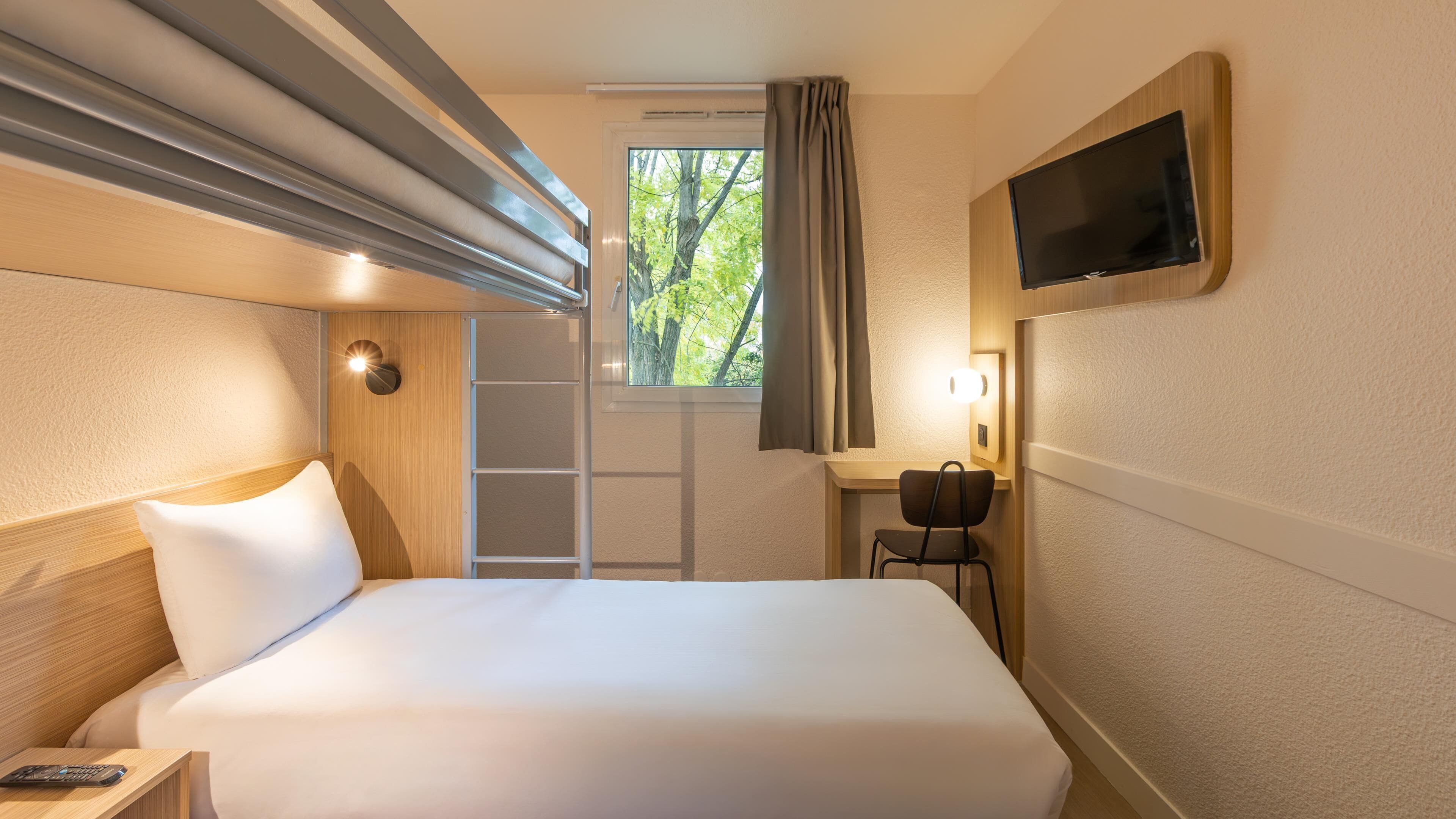 Meja kerja, tirai kedap cahaya, dan kedap suara