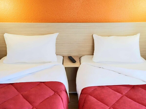 Standaard kamer, 3 eenpersoonsbedden | Een bureau, een laptopwerkplek, verduisterende gordijnen