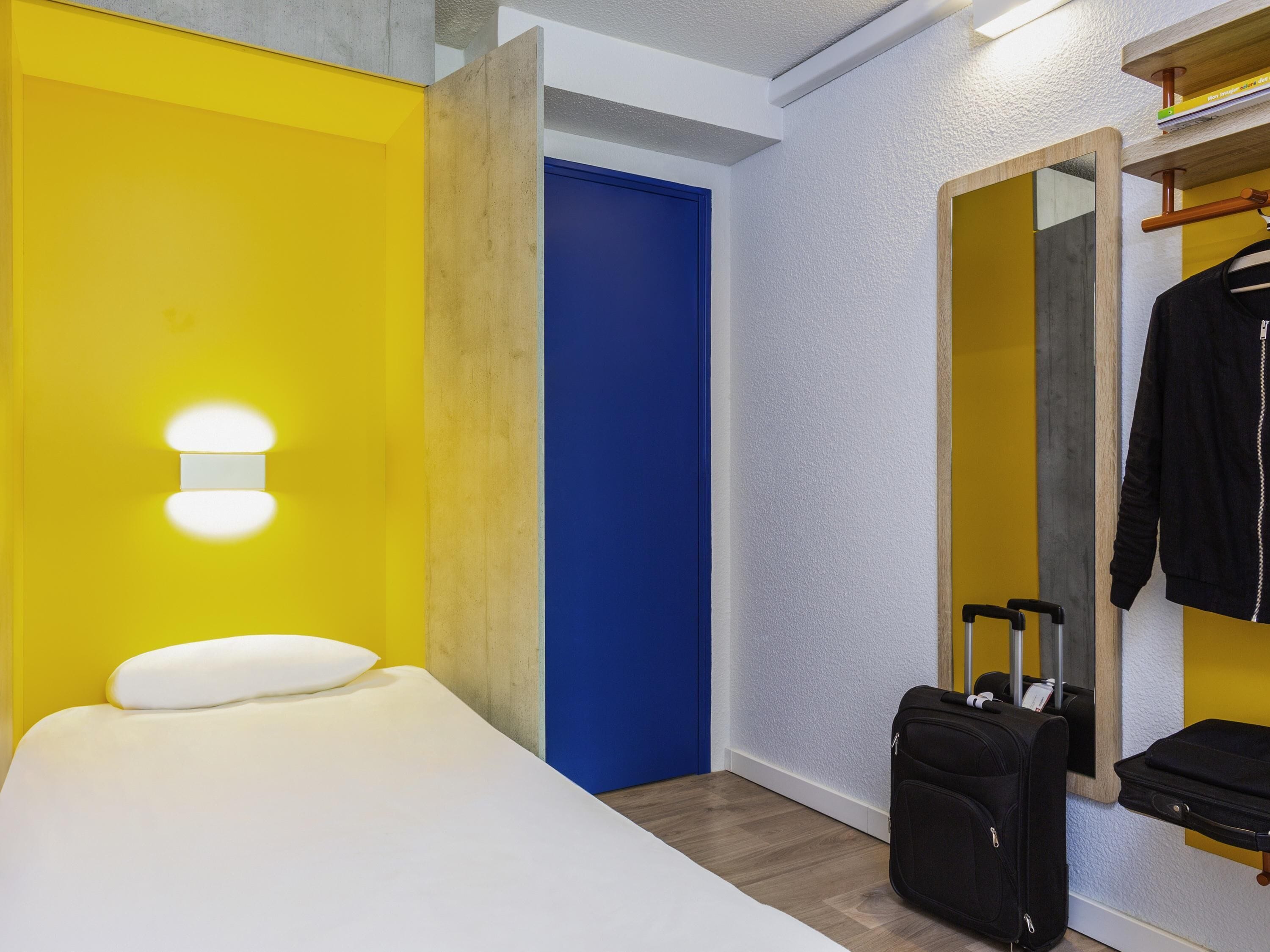 Habitación, 2 camas matrimoniales | Escritorio, tabla de planchar con plancha y cunas gratuitas 