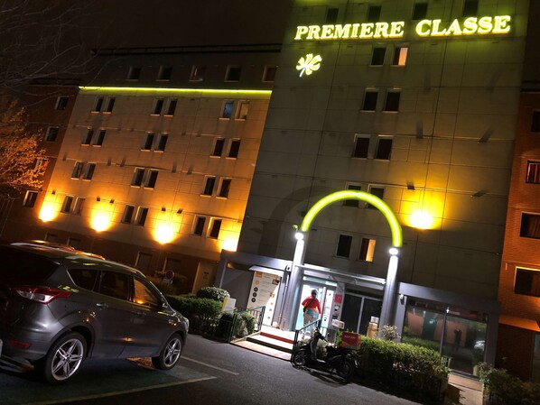 A building with a sign reading "PREMIERE CLASSE" and a neon archway. - Première Classe Paris Ouest - Nanterre - La Défense (Nanterre)
