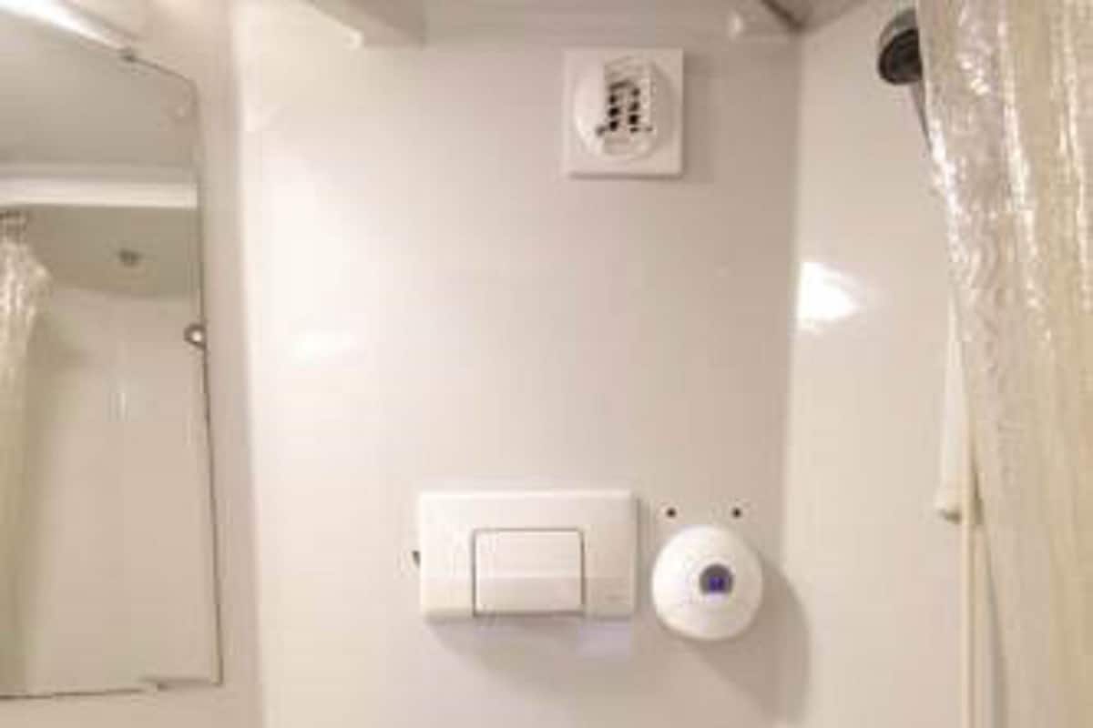 Douche, articles de toilette écologiques, sèche-cheveux