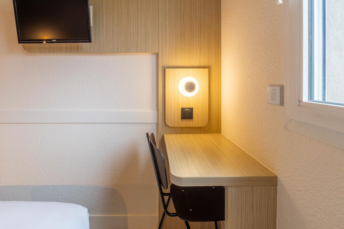 Bureau, espace de travail pour ordinateur portable, rideaux occultants