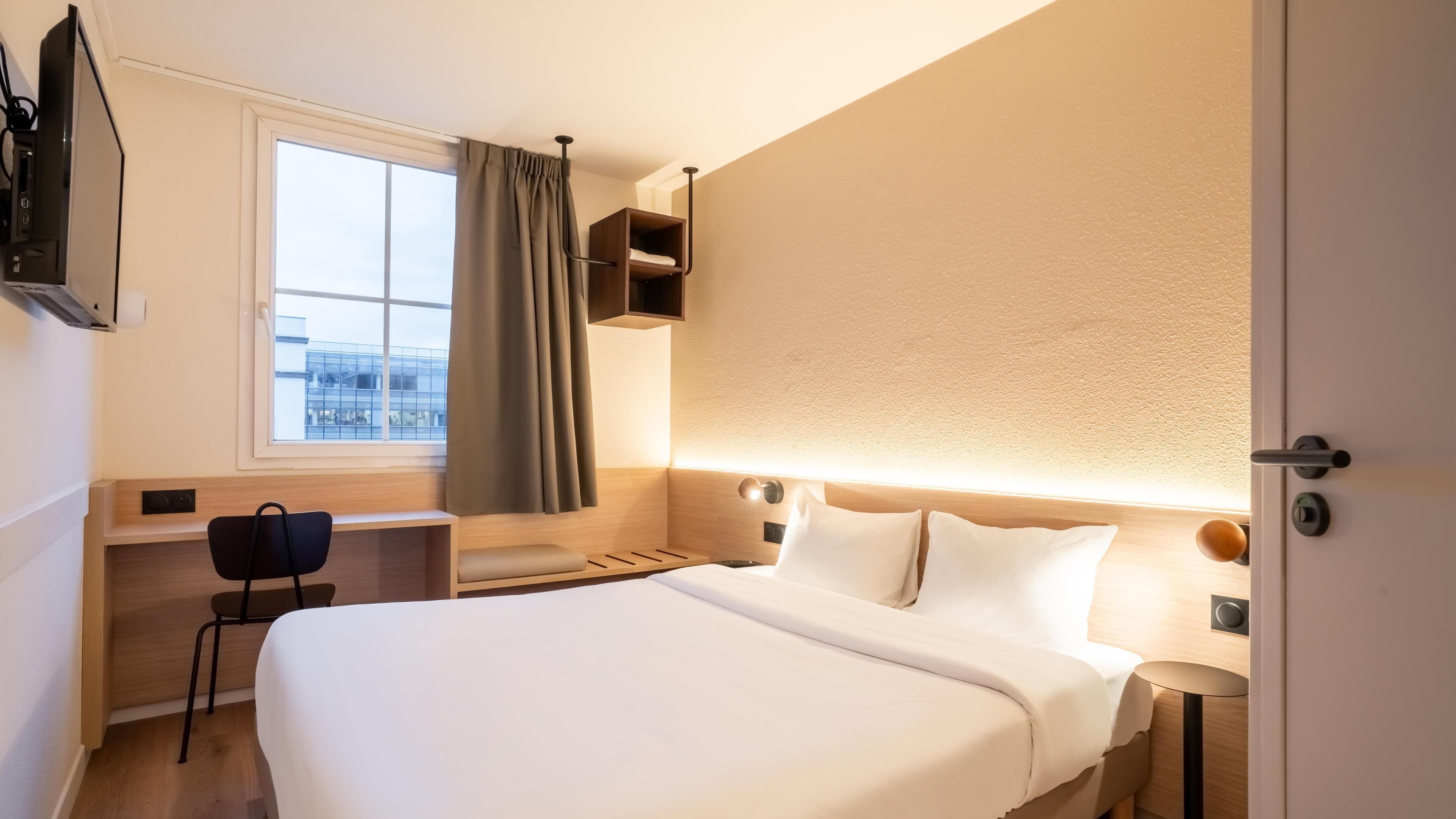 Standard Room, 1 Queen Bed | Premium bedding, desk, laptop workspace, blackout curtains