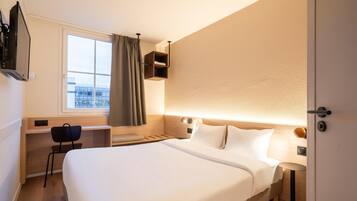 スタンダード ルーム クイーンベッド 1 台 | 高級寝具、デスク、ノートパソコン用作業スペース、遮光カーテン