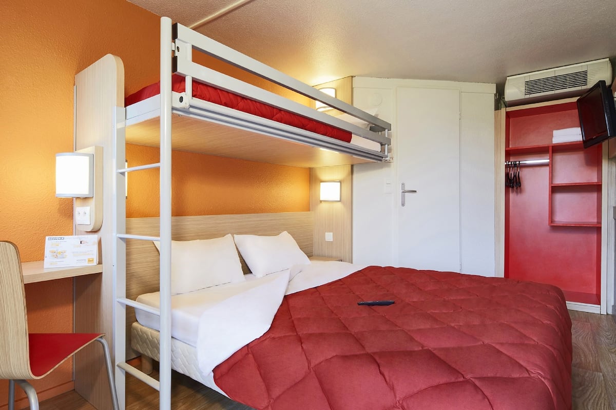 Chambre Standard, plusieurs lits (1 Double and 1 Single bed) | Bureau, espace de travail pour ordinateur portable, rideaux occultants