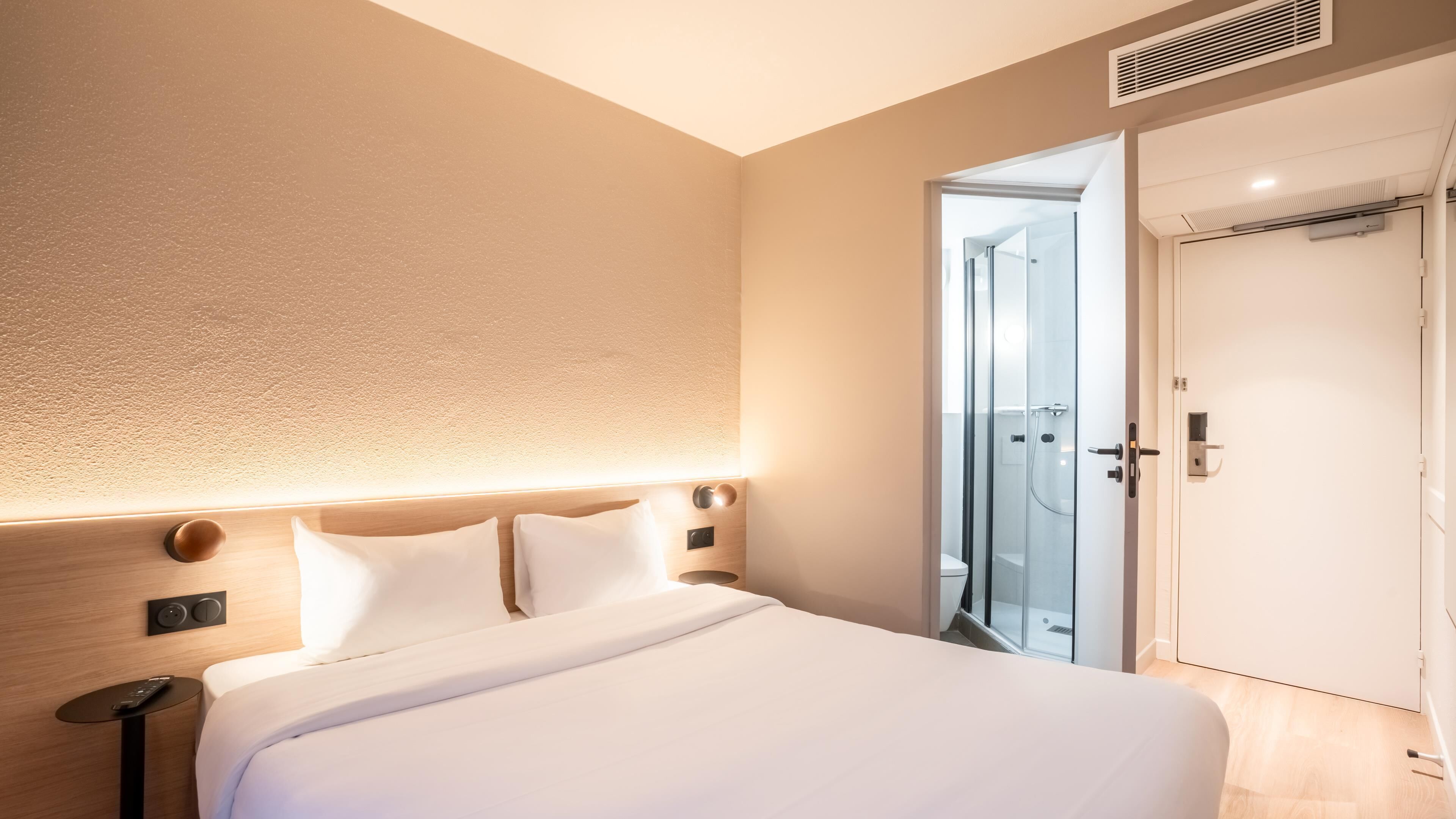 Standard Room, 1 Queen Bed | Desk, laptop workspace, blackout drapes, free cribs/infant beds