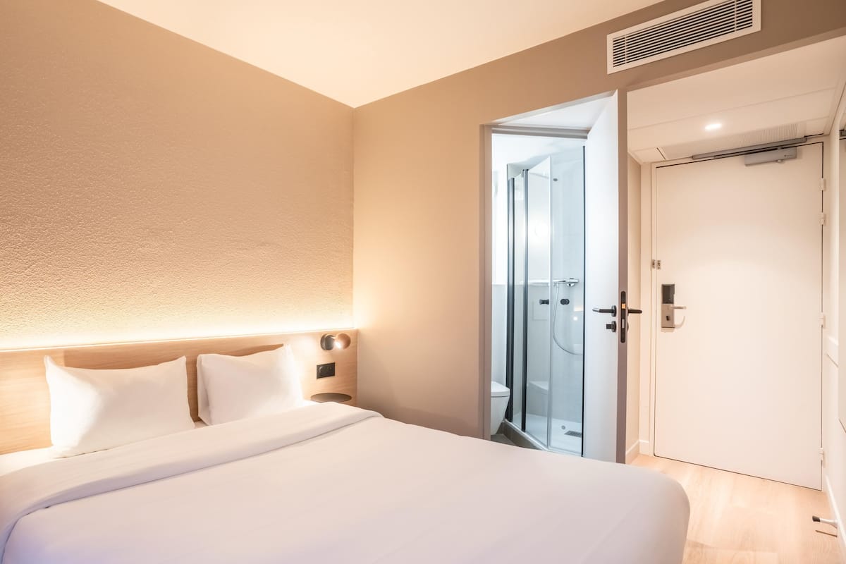 Habitación estándar, 1 cama de matrimonio | Ropa de cama de alta calidad y escritorio