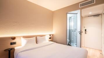 Standard Room, 1 Queen Bed | Desk, laptop workspace, blackout drapes, free cribs/infant beds