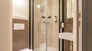 Shower, eco-friendly toiletries, hair dryer, towels - Kyriad ECO - Suresnes - La Défense (Suresnes)