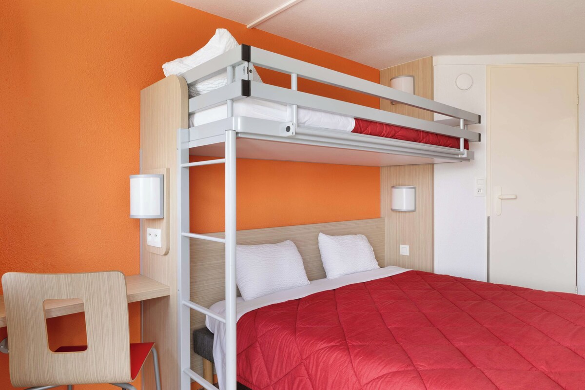 Habitación estándar, varias camas (1 Double and 1 Single bed) | Escritorio, cortinas opacas, wifi gratis y ropa de cama