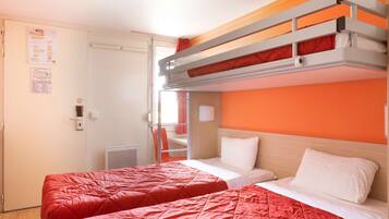 Standaard kamer, 3 eenpersoonsbedden | Een bureau, verduisterende gordijnen, gratis wifi, beddengoed