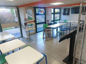 Daily buffet breakfast (EUR 9.5 per person) - FASTHOTEL Reims Est - Taissy (Taissy)