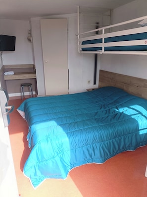 Economy Triple Room | Premium bedding, desk, blackout drapes, free WiFi - FASTHOTEL Reims Est - Taissy (Taissy)
