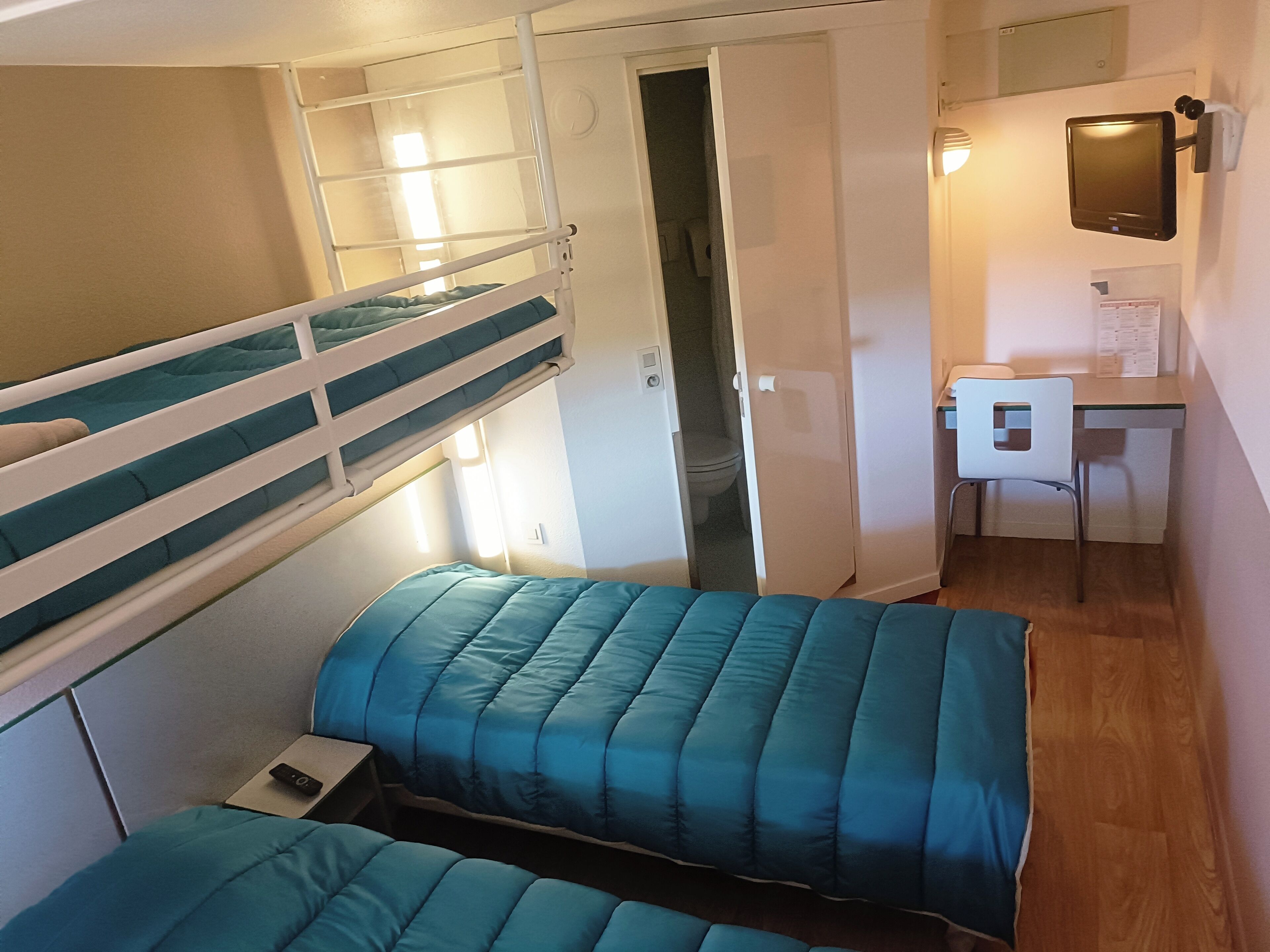 Premium bedding, desk, blackout drapes, free WiFi