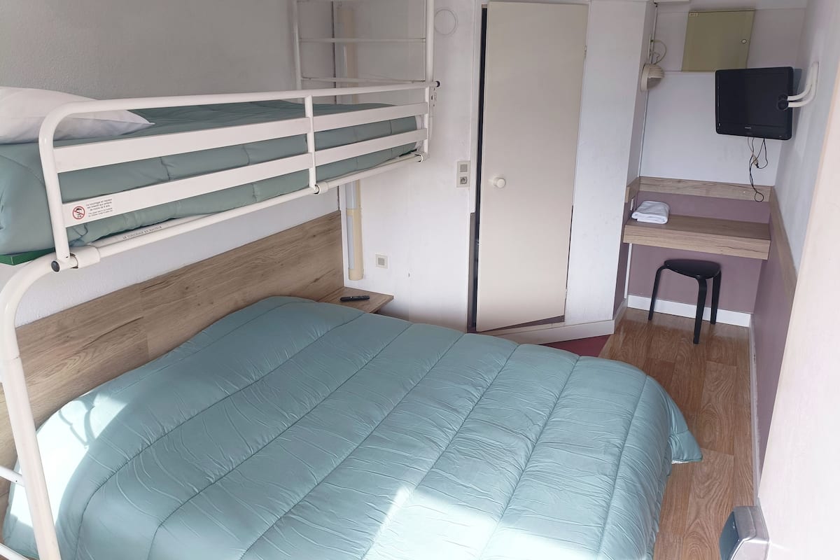 Tripla Economy | Biancheria da letto di alta qualità, una scrivania, tende oscuranti