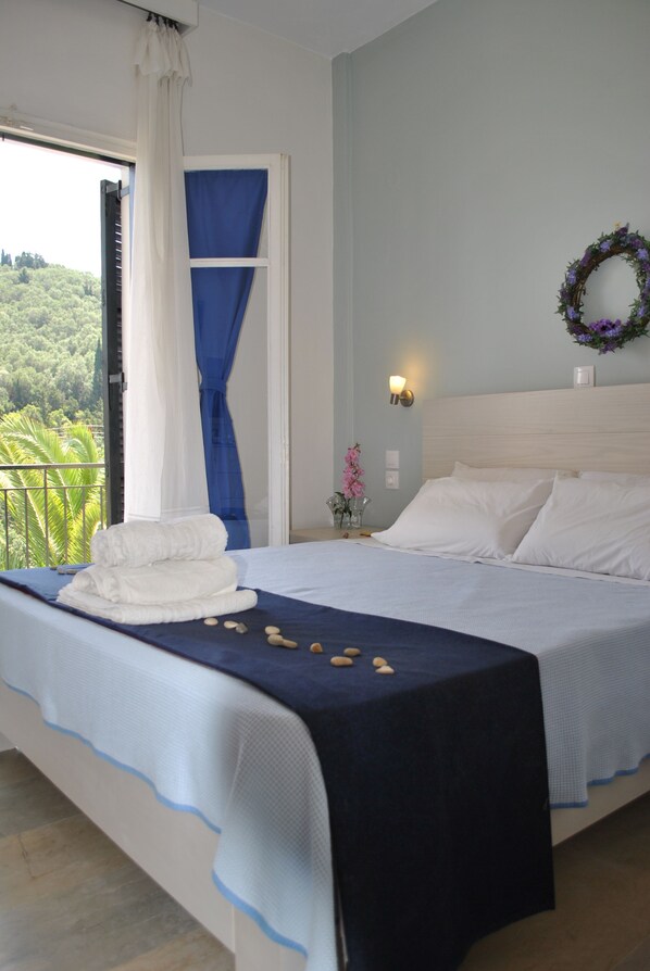 Individually furnished, blackout curtains, free cots/infant beds