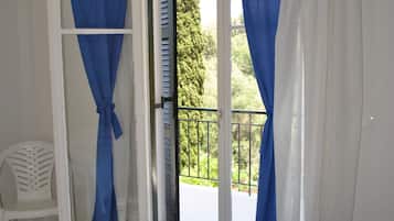 Chambre Standard Double ou avec lits jumeaux | Ameublement personnalisé, rideaux occultants, lits bébé (gratuits)
