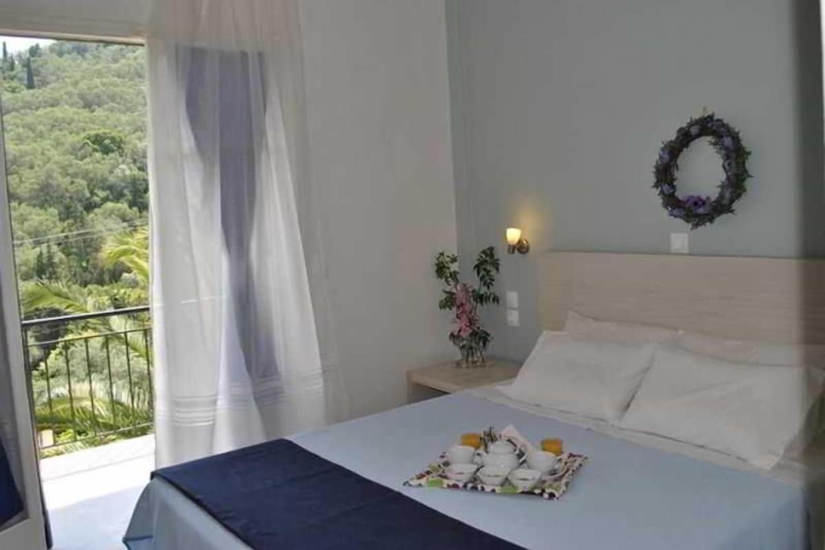 Cortinas blackout, cunas gratuitas, camas extra y wifi gratis 