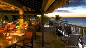 4 restaurants, breakfast, lunch, dinner served; pizza