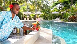 4 bares/lounges, 2 bares ao lado da piscina, bar molhado, bar na praia 