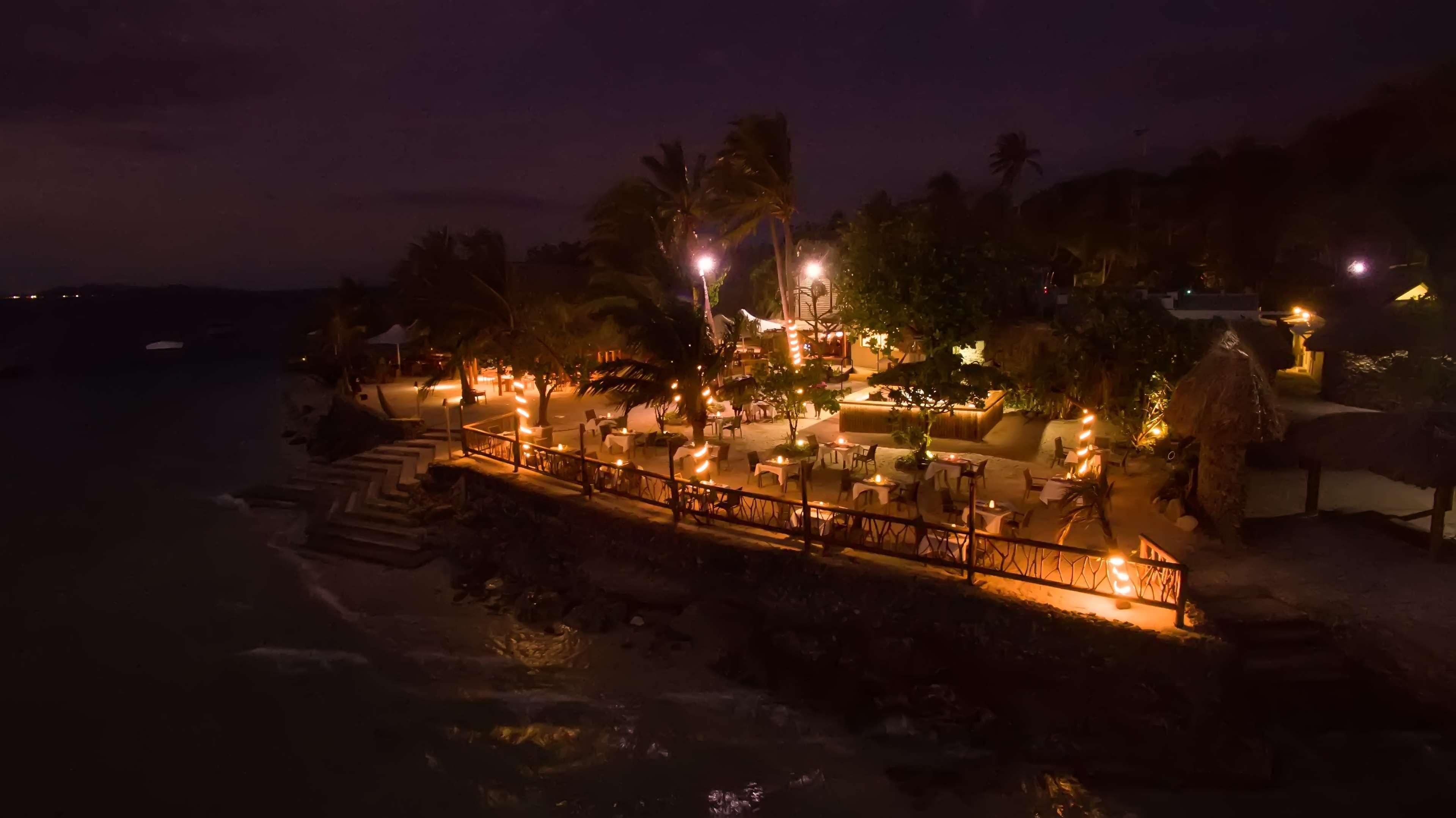 4 restaurants, breakfast, lunch, dinner served; pizza