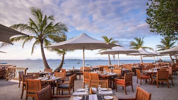 4 restaurants, breakfast, lunch, dinner served; pizza