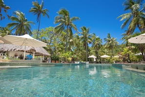 2 座室外游泳池,提供泳池遮陽傘和日光浴躺椅